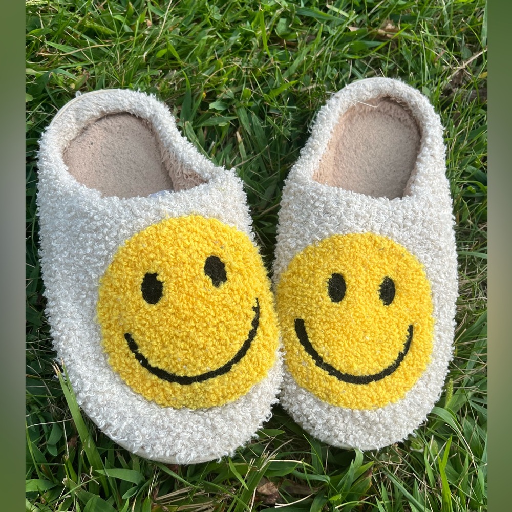 Kids/Women’s Fuzzy Smiley Face Slippers Size Small 5/6